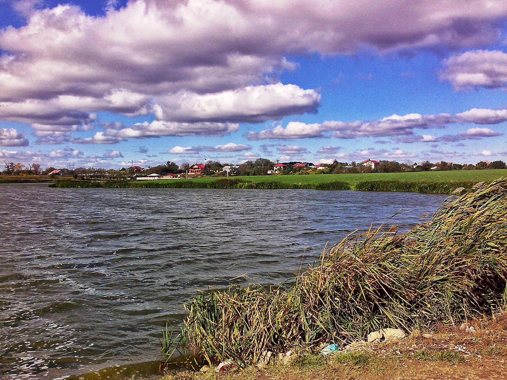 Lac in apropiere de Good Life Frumusani